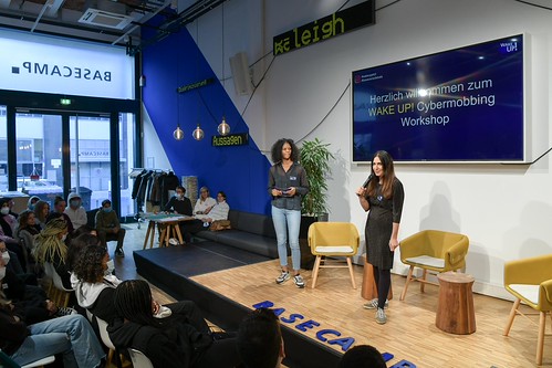 Foto 24 von 121: BASECAMP Themenwoche: „WAKE UP!“ Cybermobbing Workshop (29.10.2021)