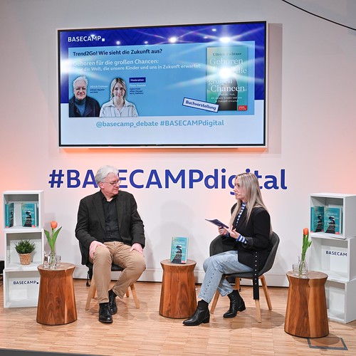 Foto 28 von 42: BASECAMP Trend2Go!: Buchvorstellung mit Ullrich Fichtner (15.02.2024)