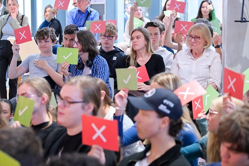 Foto 1 von 51: BASECAMP FishBowl: Jugenddialog 2.0 über den Einfluss von TikTok, Instagram & Co. auf unsere Demokratie (10.09.2024)