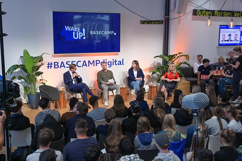 Foto 41 von 51: BASECAMP FishBowl: Jugenddialog 2.0 über den Einfluss von TikTok, Instagram & Co. auf unsere Demokratie (10.09.2024)