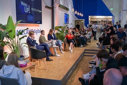 Foto 7 von 51: BASECAMP FishBowl: Jugenddialog 2.0 über den Einfluss von TikTok, Instagram & Co. auf unsere Demokratie (10.09.2024)