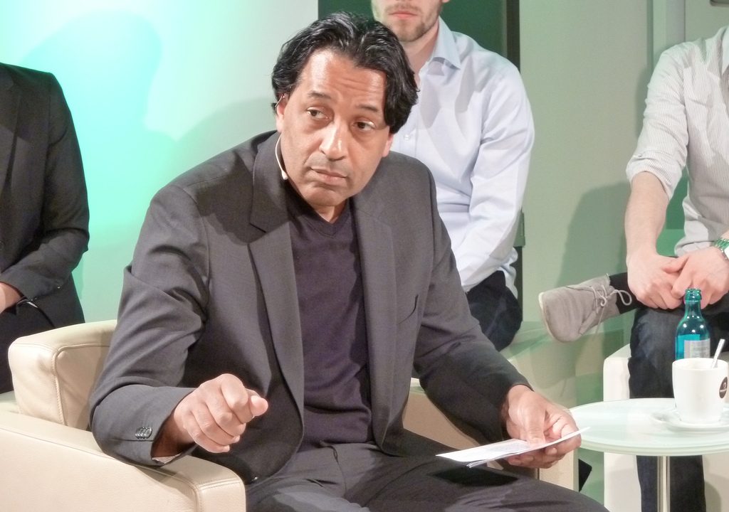 Cherno Jobatey bei der Moderation des UdL Digital Talks