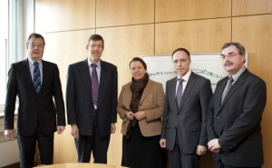 Die vier Mobilfunkunternehmen und die Bundesregierung stellen in den kommenden zwei Jahren jeweils 600.000 € für die Fortsetzung der Mobilfunk-Selbstverpflichtung zur Verfügung. V. l. n. r.: Dr. Fritz Lauer (Leiter der Abteilung Information und Nachhaltigkeit im Bundesumweltministerium), Dr. Karsten Menzel (Abteilungsleiter Environment, Health and Safety/E-Plus Gruppe), Ursula Heinen-Esser (Parlamentarische Staatssekretärin im BMU), René Raffel (Abteilungsleiter Elektromagnetische Umweltverträglichkeit, Umwelt und Nachhaltigkeit/Deutsche Telekom), Michael Schüller (Abteilungsleiter Elektromagnetisches Feld und Umweltschutz/Vodafone D2). Die vier Mobilfunkunternehmen und die Bundesregierung stellen in den kommenden zwei Jahren jeweils 600.000 € für die Fortsetzung der Mobilfunk-Selbstverpflichtung zur Verfügung. V. l. n. r.: Dr. Fritz Lauer (Leiter der Abteilung Information und Nachhaltigkeit im Bundesumweltministerium), Dr. Karsten Menzel (Abteilungsleiter Environment, Health and Safety/E-Plus Gruppe), Ursula Heinen-Esser (Parlamentarische Staatssekretärin im BMU), René Raffel (Abteilungsleiter Elektromagnetische Umweltverträglichkeit, Umwelt und Nachhaltigkeit/Deutsche Telekom), Michael Schüller (Abteilungsleiter Elektromagnetisches Feld und Umweltschutz/Vodafone D2).