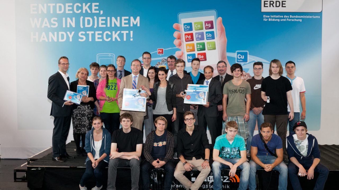 Handy-Recycling: Harald Geywitz (links) vertrat E-Plus beim Start der Aktion "Die Rohstoff-Expedition"