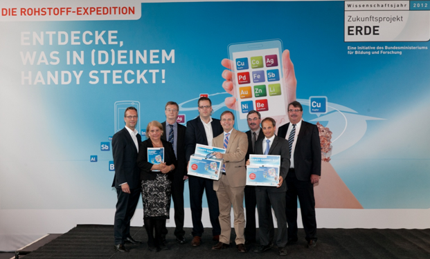 Harald Geywitz (li., E-Plus Gruppe) mit Parl. Staatssekretär Thomas Rachel und den übri-gen Partnern beim Auftakt der Rohstoff-Expedition