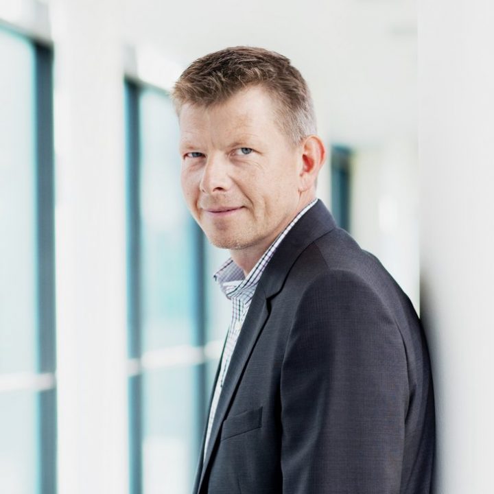 dirks_eplus_portrait_seitlich_logos_775x362