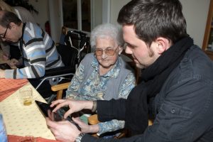 Tablet PCs für Senioren (2) Auch TV-Moderator Matthias Killing "unterrichtete"