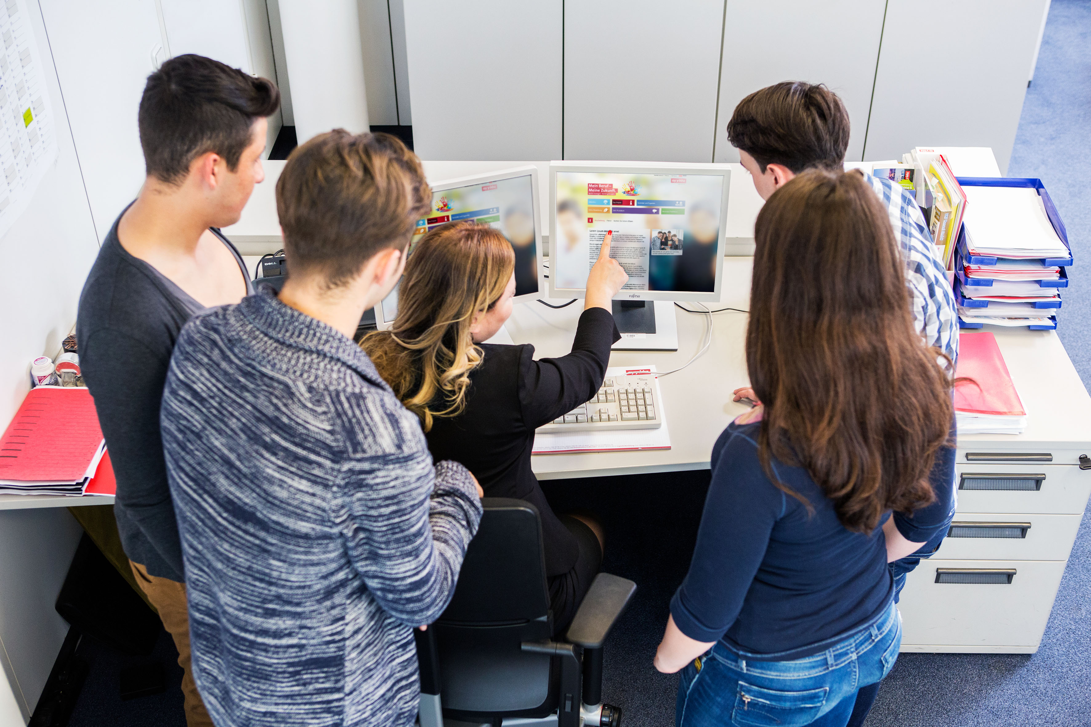 Jugendliche lernen im Job