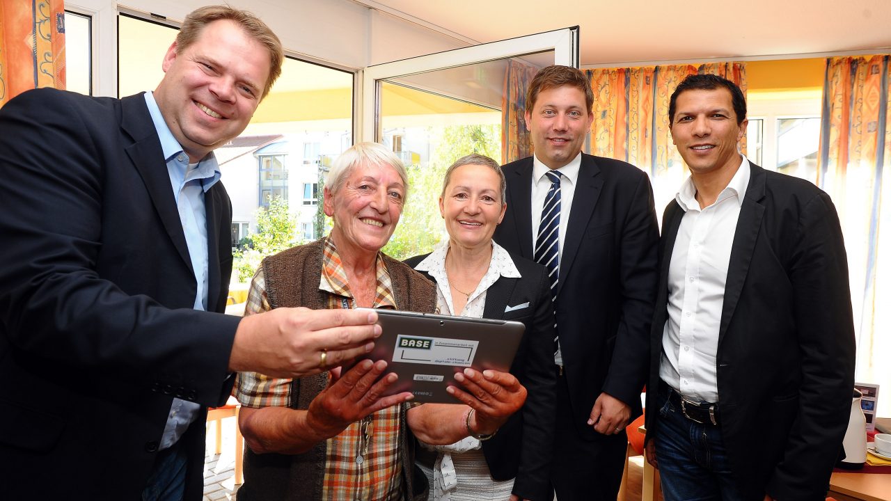 Lars Klingbeil (2. v. re.) führt gemeinsam mit E-Plus Senioren ans Netz.