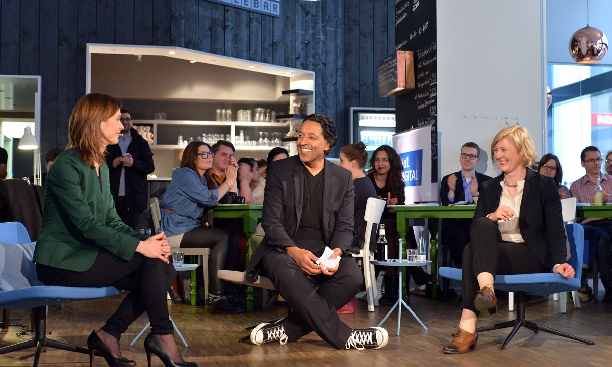 Lena-Sophie Müller, Cherno Jobatey und Gesche Joost beim UdL Digital Talk (Foto: Henrik Andree)