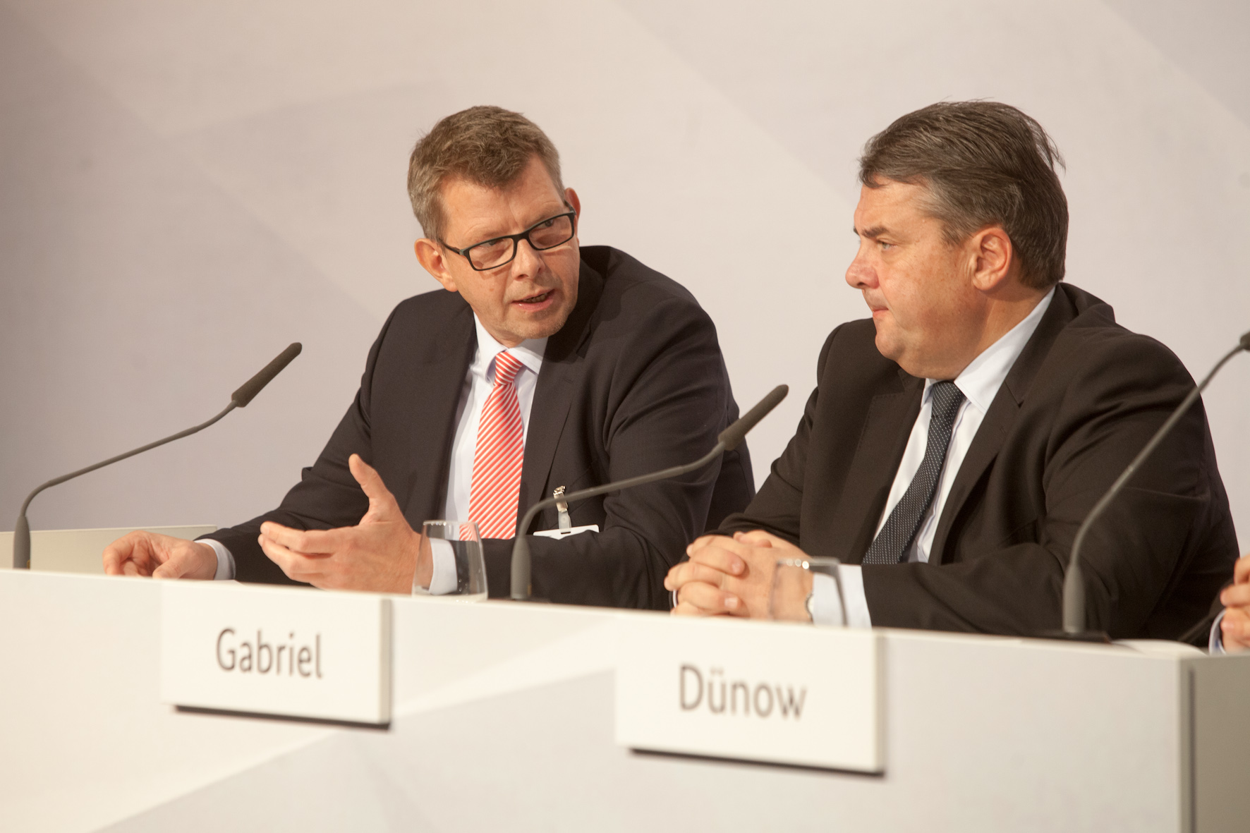 Thorsten Dirks, BITKOM Präsident und Telefónica CEO, und BM Sigmar Gabriel auf dem Nationalen IT-Gipfel, (c) BITKOM