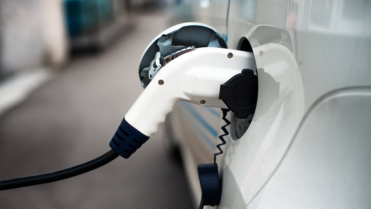 Auto Tanken Strom shutterstock