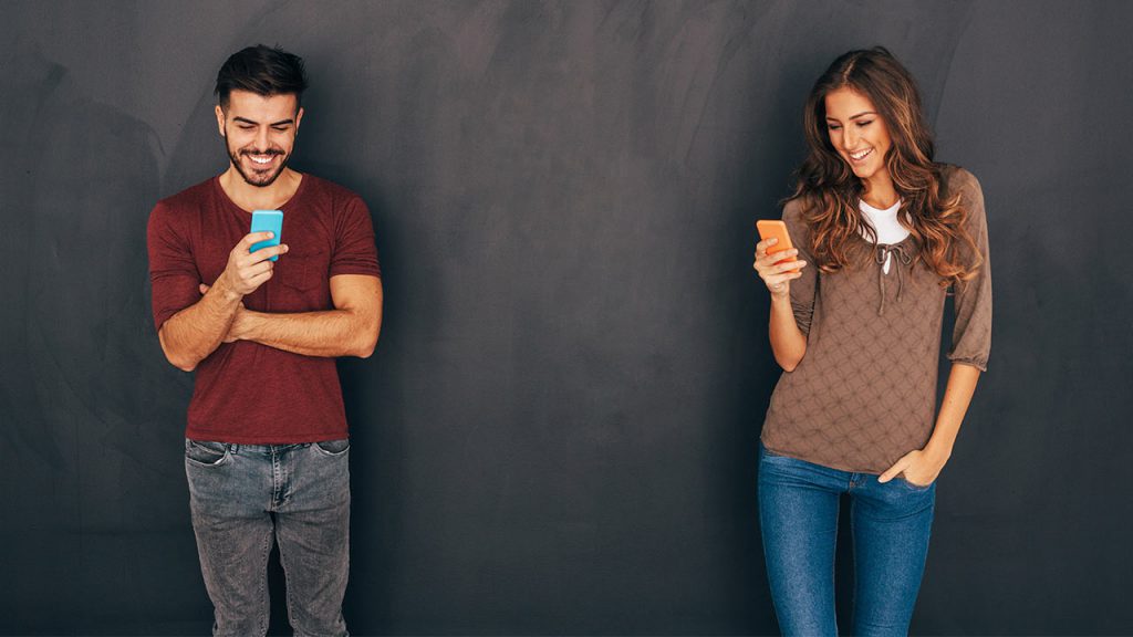 Mann Frau Smartphone iStock