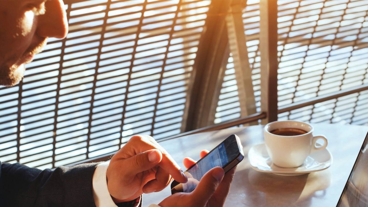 Mann Laptop Smartphone Fotolia