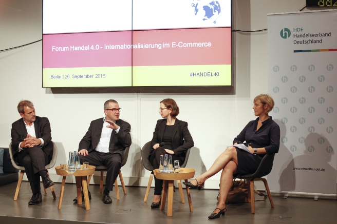 Diskutierten beim Forum HANDEL 4.0 Barrieren der Internationalisierung des Online-Handels: Stephan Tromp (HDE), Dr. Joachim Stoll (Geschäftsführer Koffer24.de), Moderatorin Tabea Wilke und Renate Nikolay (Kabinettschefin von EU-Justiz- und Verbraucherschutzkommissarin Vĕra Jourová) (v.l.n.r., Quelle: HDE)