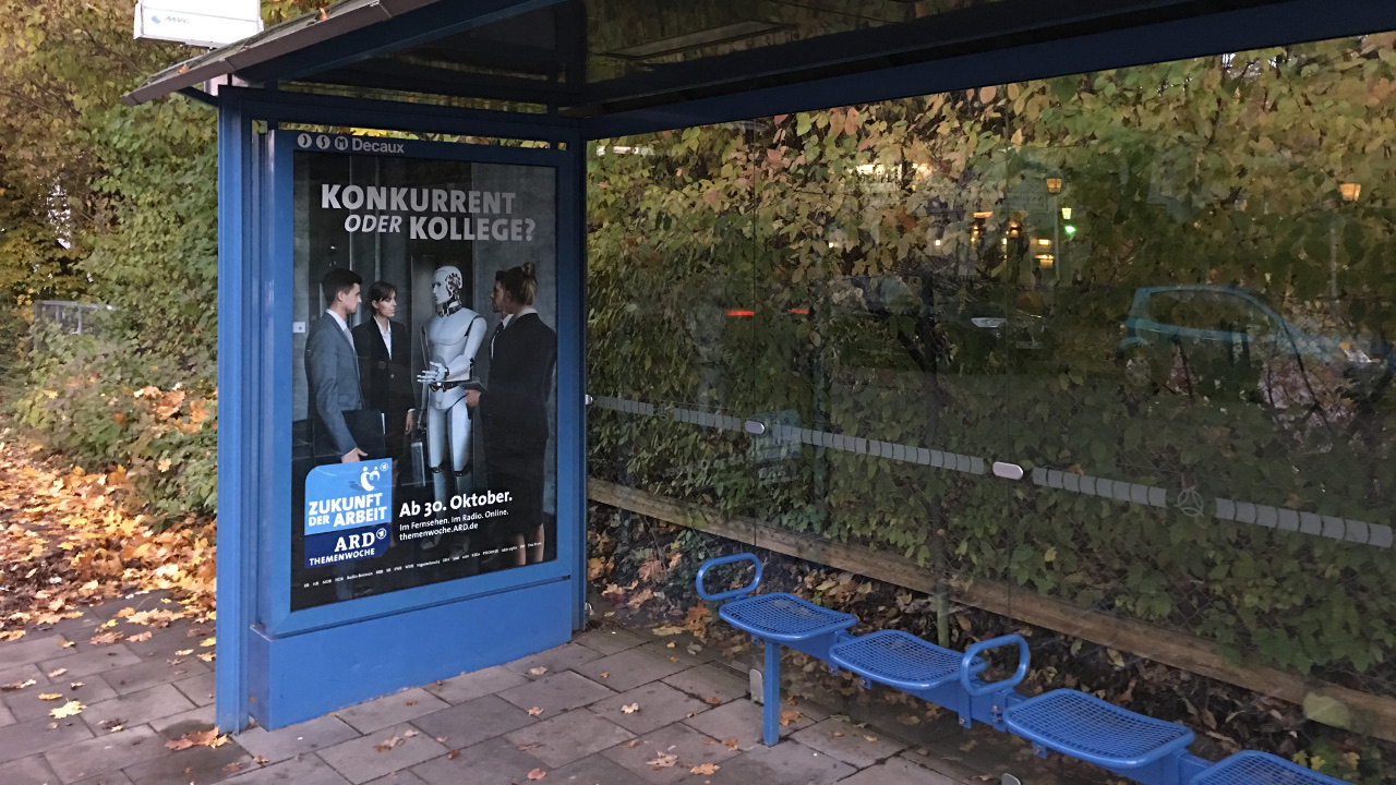 Konkurrent oder Kollege? Plakatwerbung für ARD-Themenwoche über künstliche Intelligenz. Foto: Markus Göbel