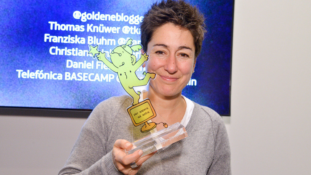 Dunja Hayali vom ZDF-Morgenmagazin bei den Goldenen Bloggern im Telefónica BASECAMP. | Foto: Henrik Andree