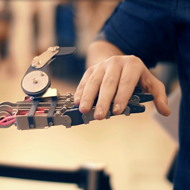 manifesto-teaserbild-roboter-hand-1280x720