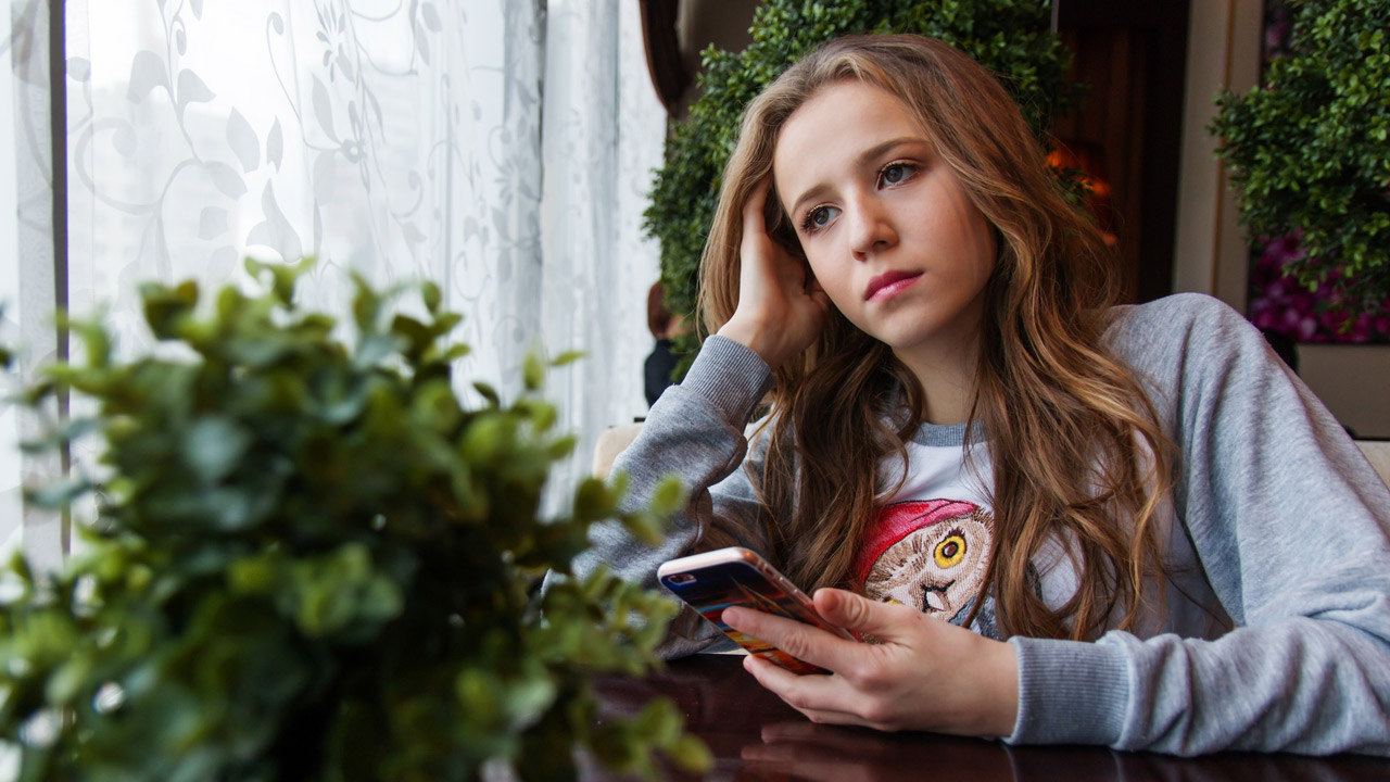 pixabay-user-nastya_gepp-smartphone-cybermobbing-girl-1280x720