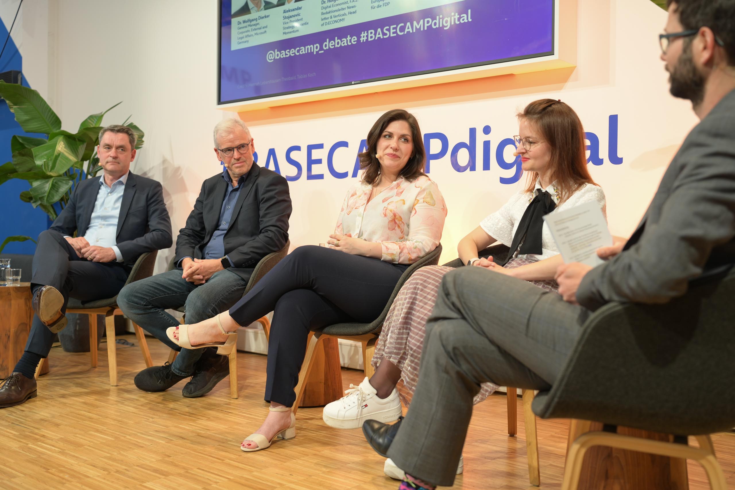 v.l.n.r. Dr. Wolfgang Dierker, Dr. Holger Schmidt, Svenja Hahn, Ronja Kemmer, Philippe Gröschel | Foto: Henrik Andree
