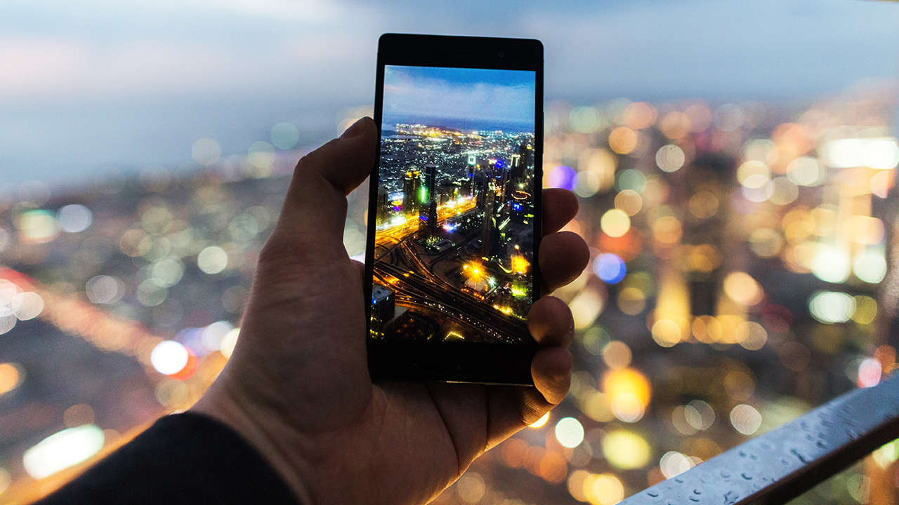 Smartphone fotografiert Landschaft